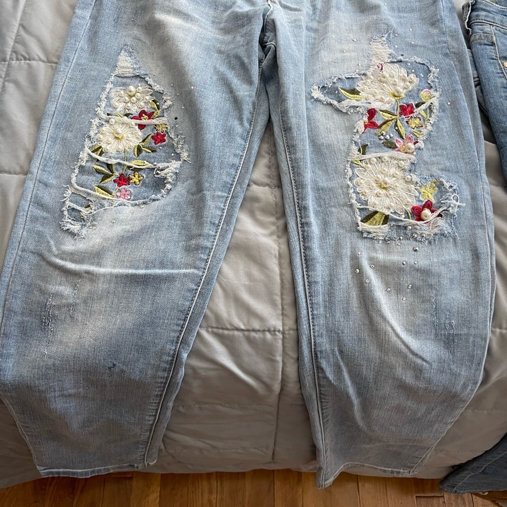 Joseph Ribkoff Floral Pearl Embellished Distressed Appliqué Jeans Size 10/29w